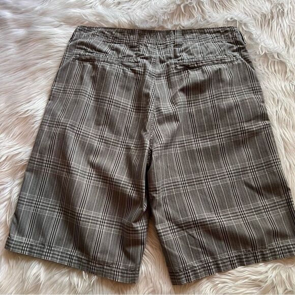 BKE Men’s Shorts Pembroke Size 34x12 Gray White Plaid Bermuda Casual Buckle - Picture 5 of 6